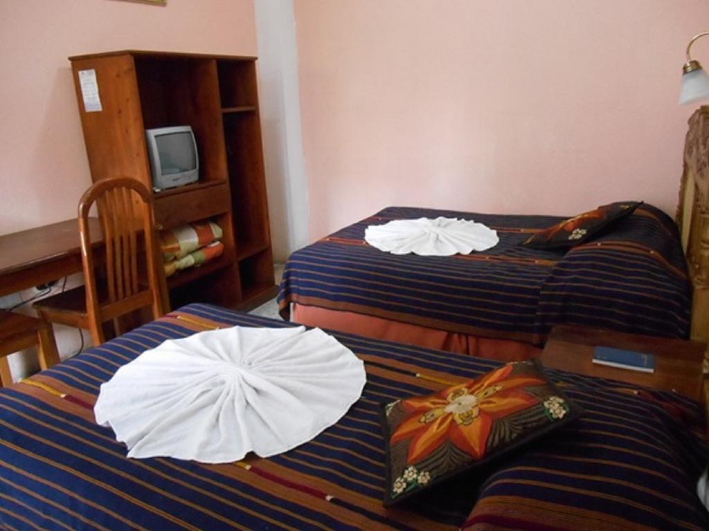 Hotel El Chaparral Panajachel Ruang foto