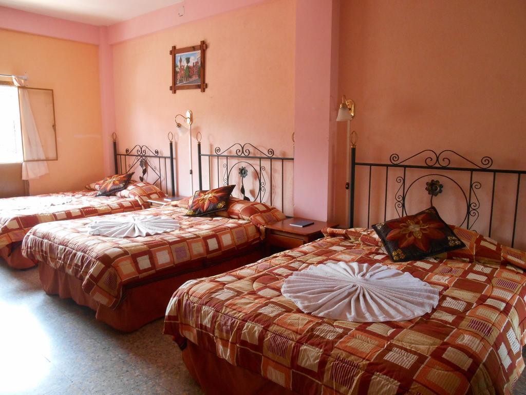 Hotel El Chaparral Panajachel Ruang foto