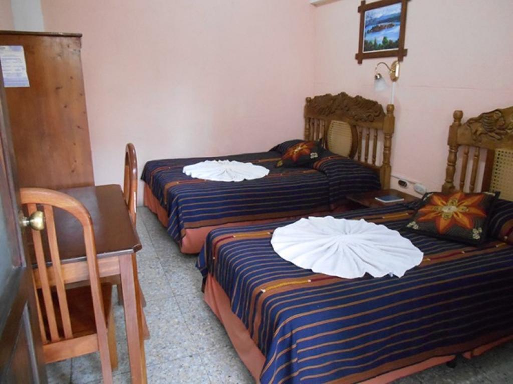 Hotel El Chaparral Panajachel Ruang foto