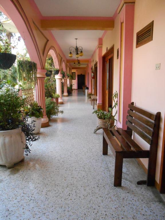 Hotel El Chaparral Panajachel Bagian luar foto