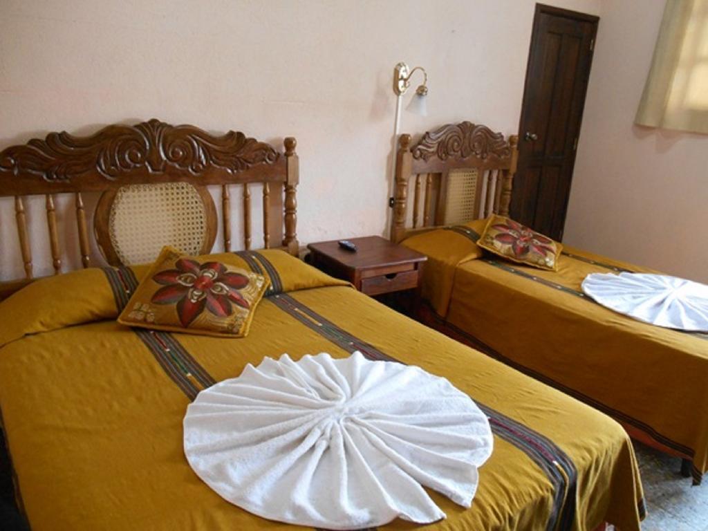 Hotel El Chaparral Panajachel Ruang foto