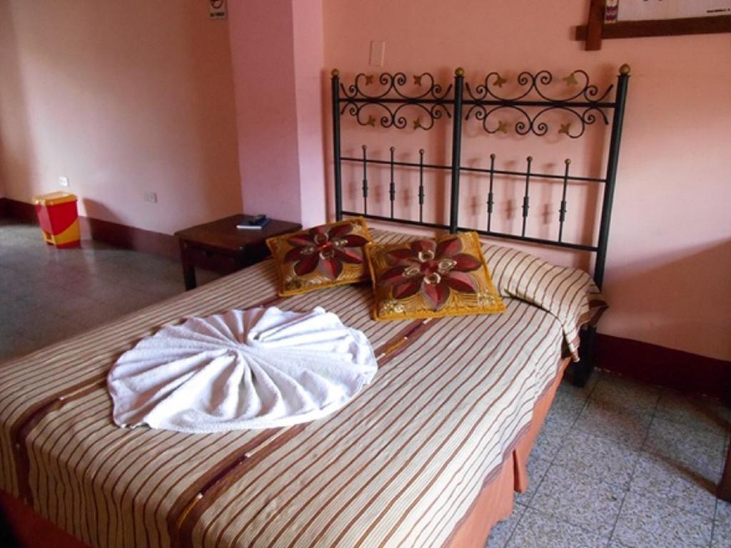 Hotel El Chaparral Panajachel Ruang foto