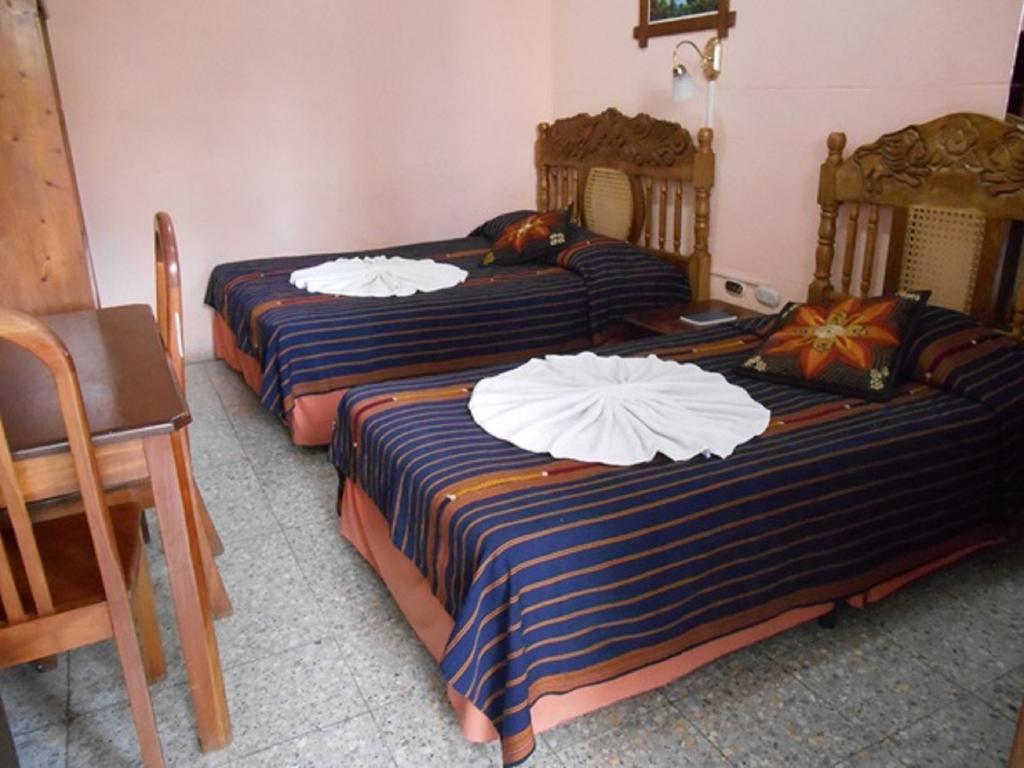 Hotel El Chaparral Panajachel Ruang foto