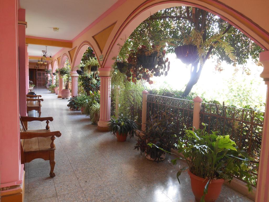 Hotel El Chaparral Panajachel Bagian luar foto