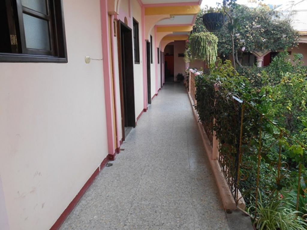 Hotel El Chaparral Panajachel Bagian luar foto