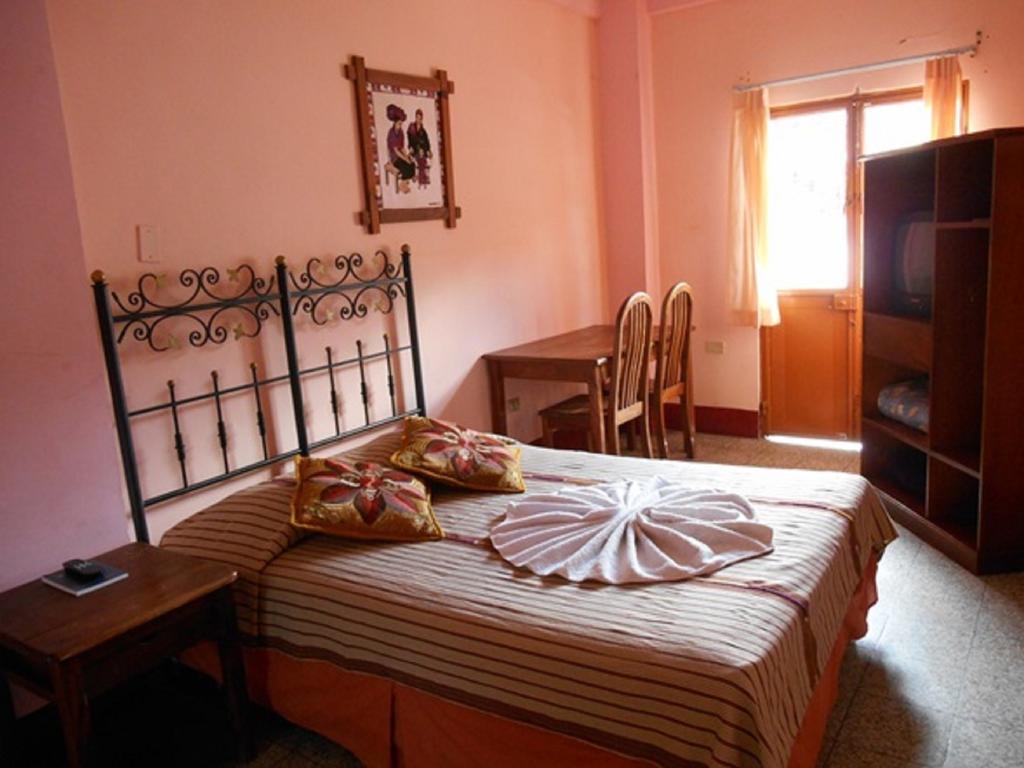Hotel El Chaparral Panajachel Ruang foto